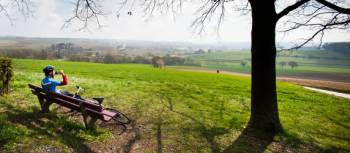 Taking a break from cycling to enjoy the Dutch landscape | Hollandse Hoogte