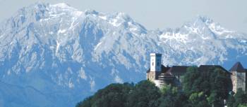 Ljubljana castle with the mountains in the distance | E. Kase